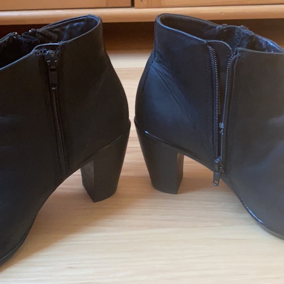 ECCO Black Zippered Ankle Boots Bootie - Picture 9 of 10